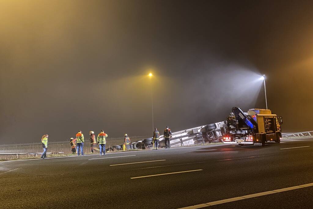 Vrachtwagen belandt op zijn kant in middenberm