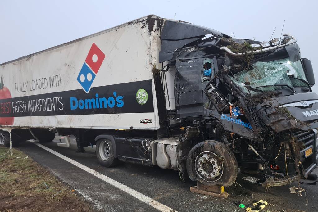 Vrachtwagen belandt op zijn kant in middenberm