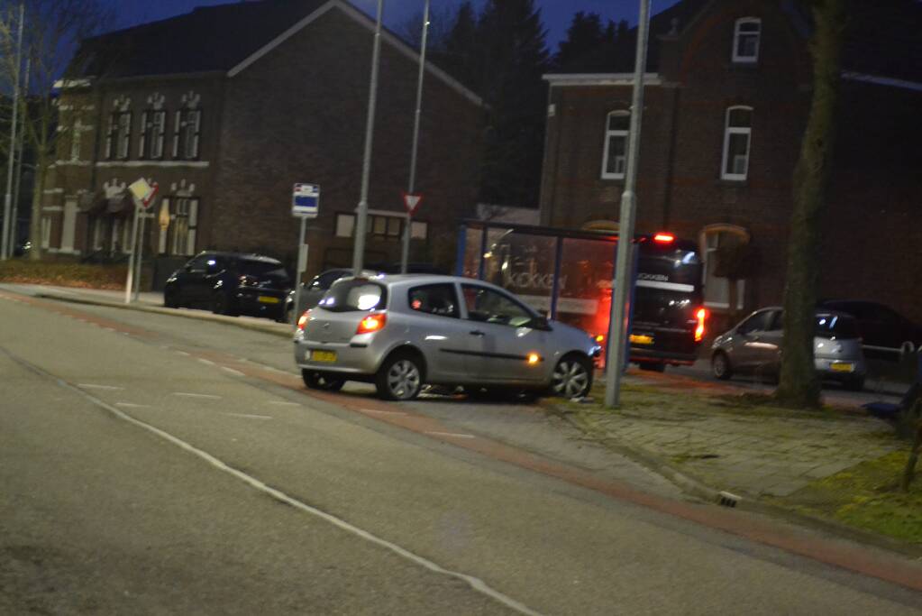 Bestuurder slaat op de vlucht na crash met auto