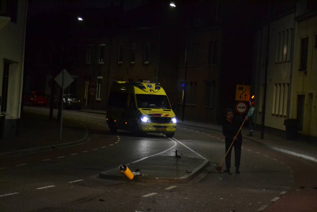 Bestuurder slaat op de vlucht na crash met auto