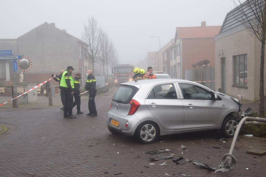 Automobilist richt ravage aan na botsing met lichtmast, bestuurder overleden