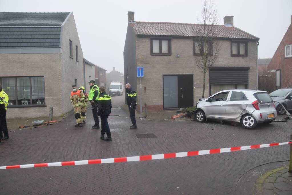Automobilist richt ravage aan na botsing met lichtmast, bestuurder overleden