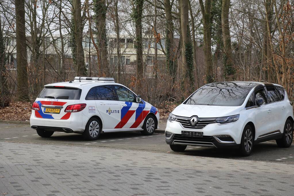 Vaten aangetroffen in verdachte auto, binnenkant uitgebrand