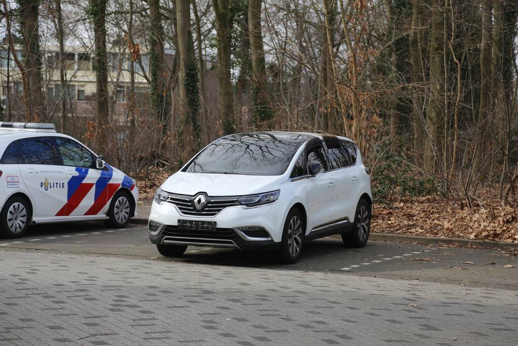 Vaten aangetroffen in verdachte auto, binnenkant uitgebrand