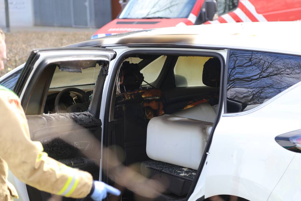 Vaten aangetroffen in verdachte auto, binnenkant uitgebrand