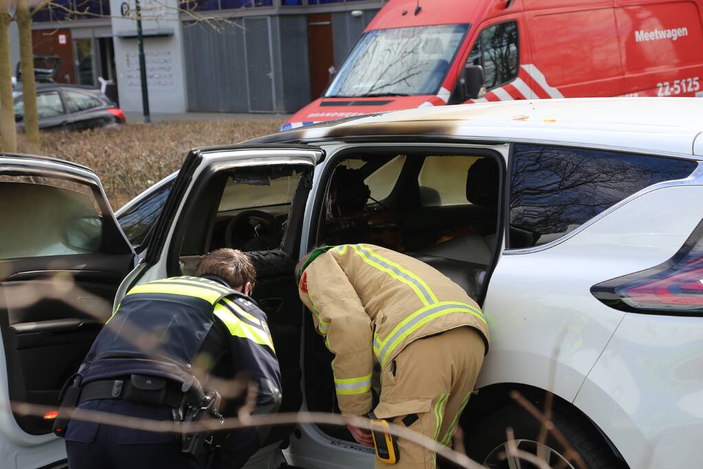 Vaten aangetroffen in verdachte auto, binnenkant uitgebrand