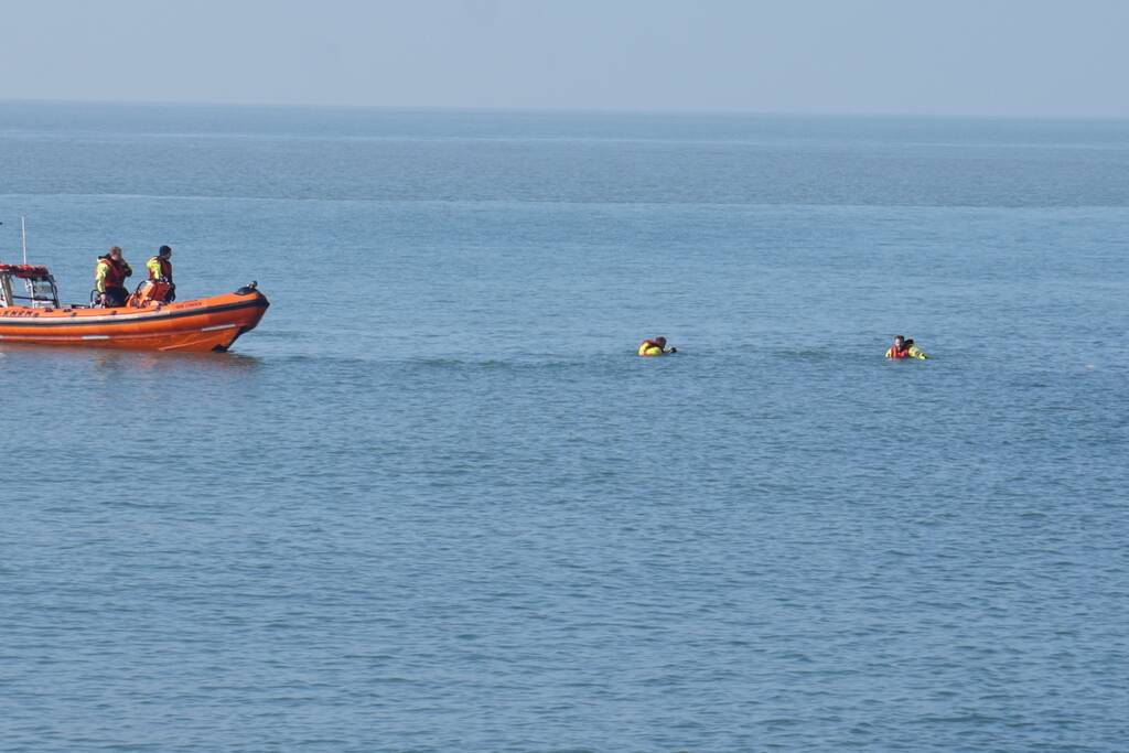 Auto kopje onder na te water raken
