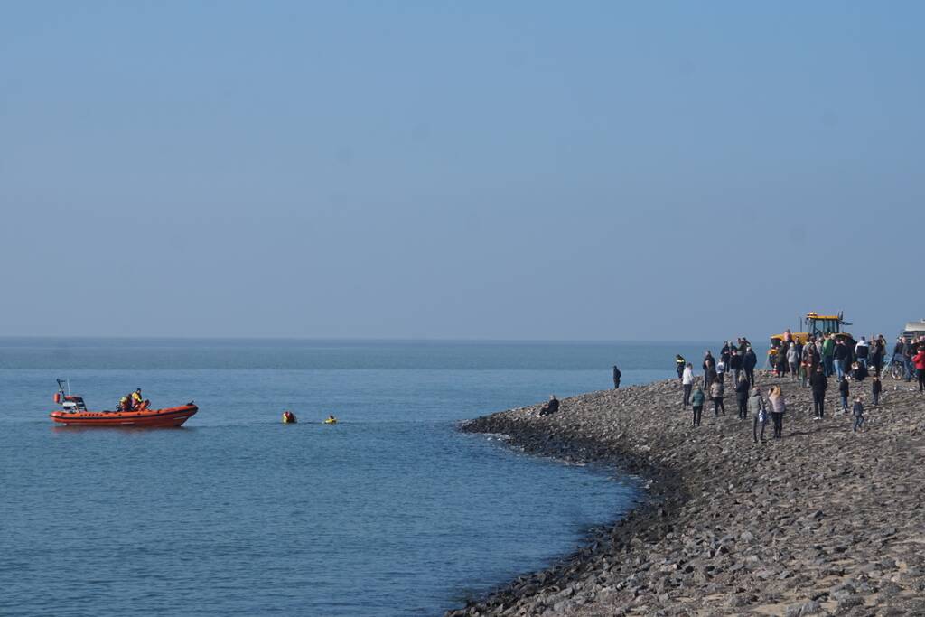 Auto kopje onder na te water raken