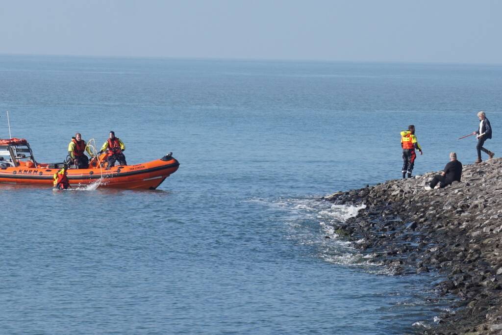 Auto kopje onder na te water raken