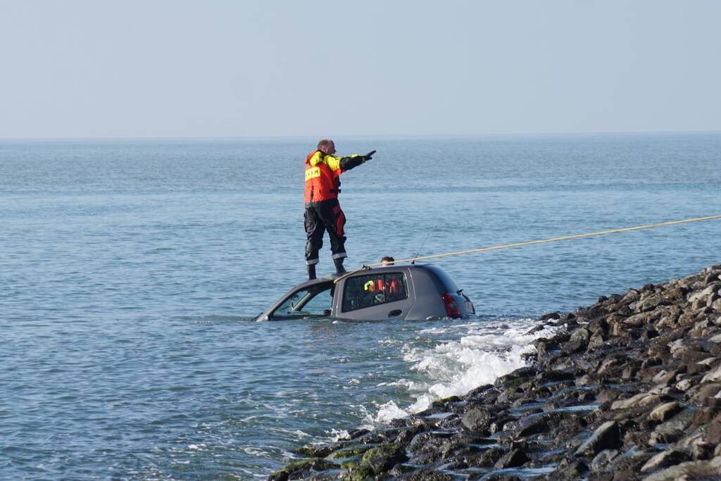 Auto kopje onder na te water raken