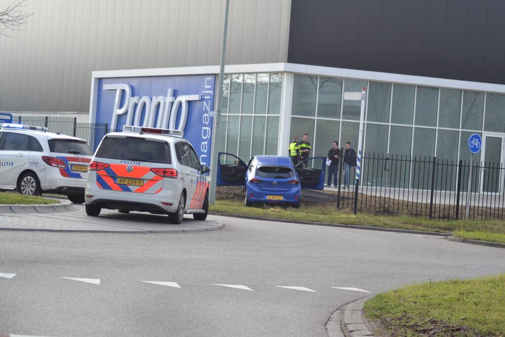 Automobilist rijdt tegen hek