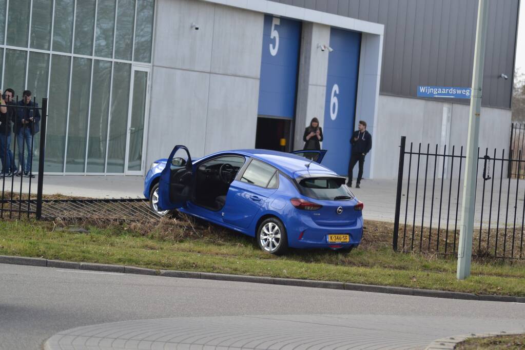 Automobilist rijdt tegen hek