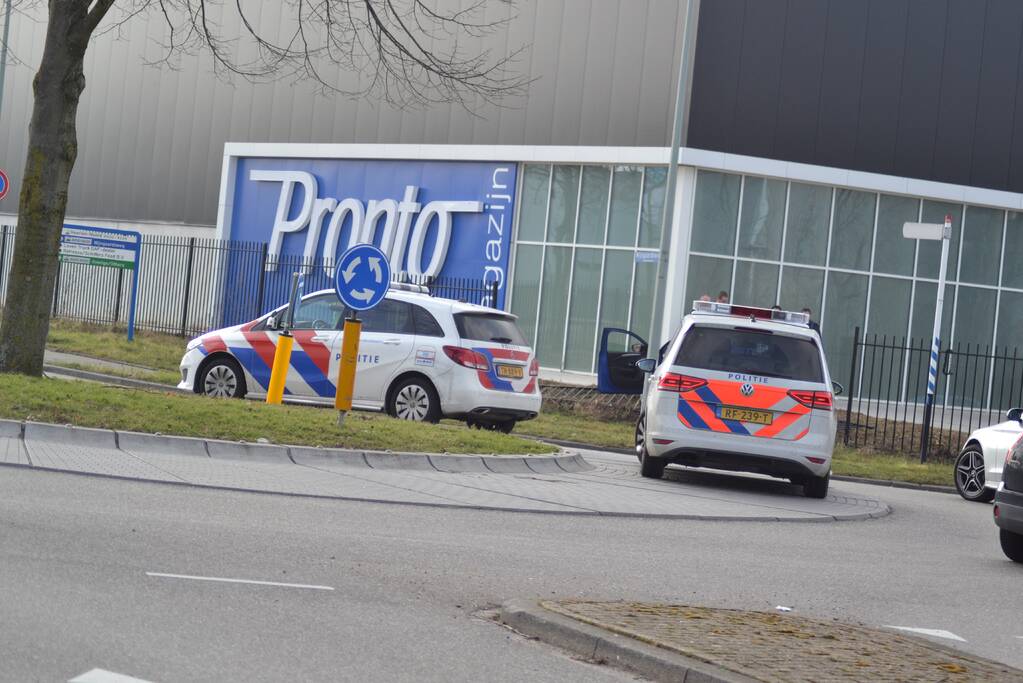 Automobilist rijdt tegen hek