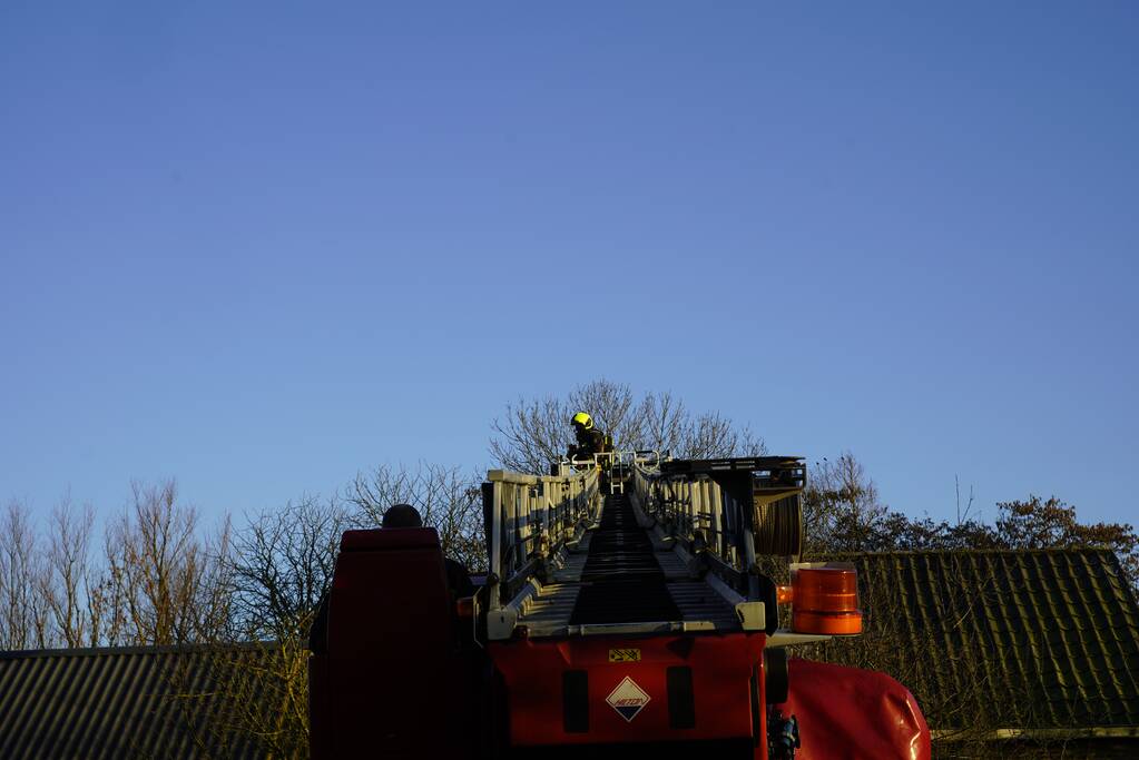 Bewoners blussen brand op dak