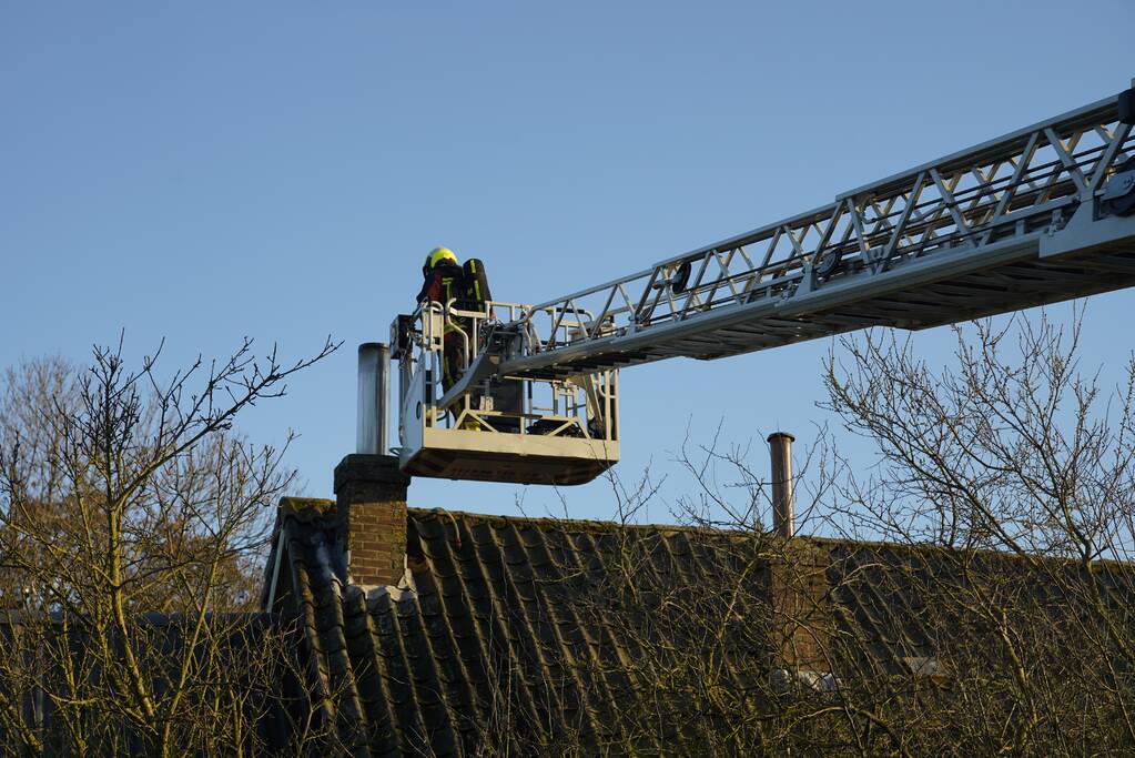 Bewoners blussen brand op dak