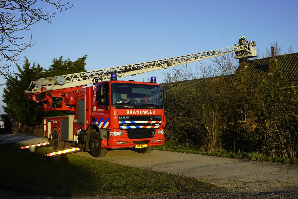 Bewoners blussen brand op dak