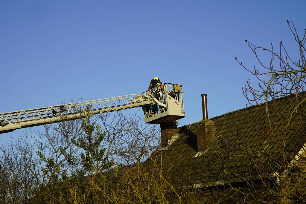Bewoners blussen brand op dak