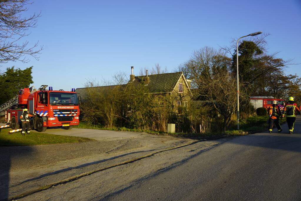 Bewoners blussen brand op dak