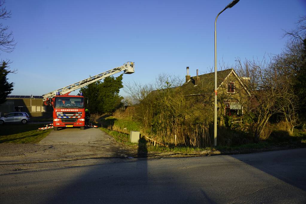 Bewoners blussen brand op dak