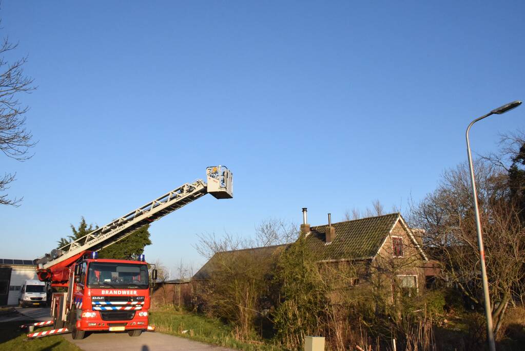 Bewoners blussen brand op dak