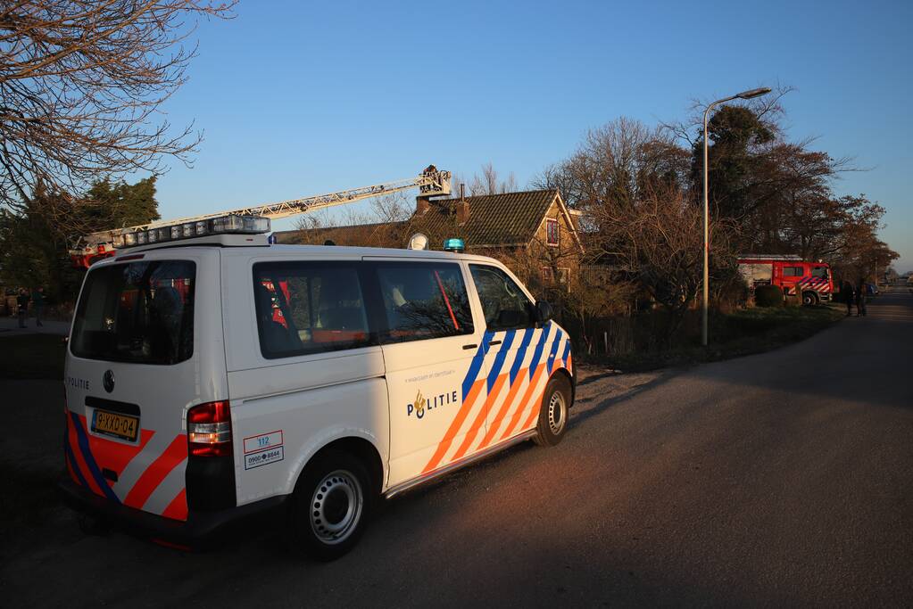 Bewoners blussen brand op dak