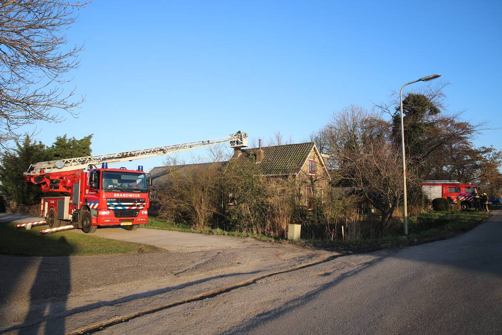 Bewoners blussen brand op dak
