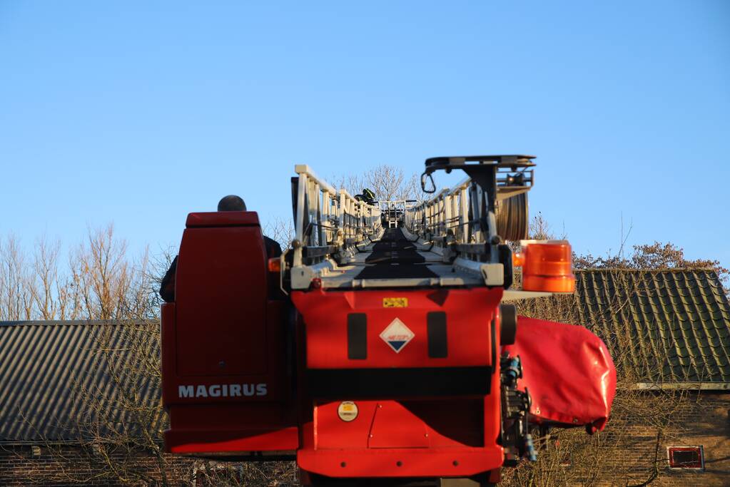 Bewoners blussen brand op dak