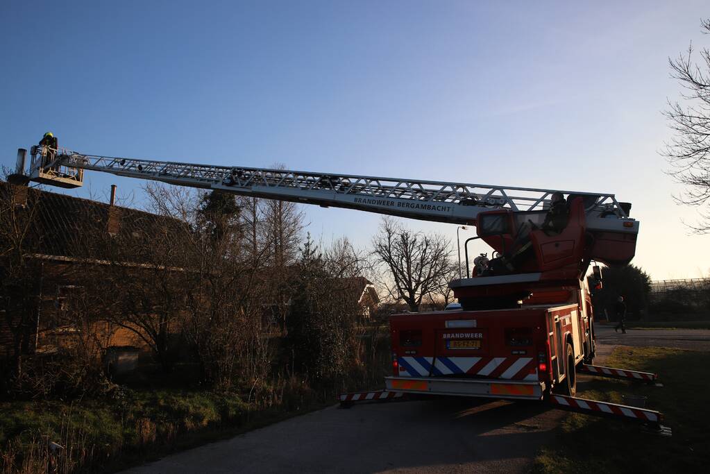 Bewoners blussen brand op dak