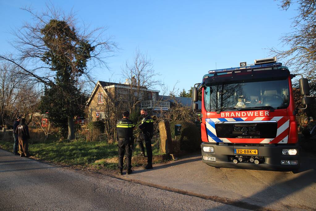 Bewoners blussen brand op dak