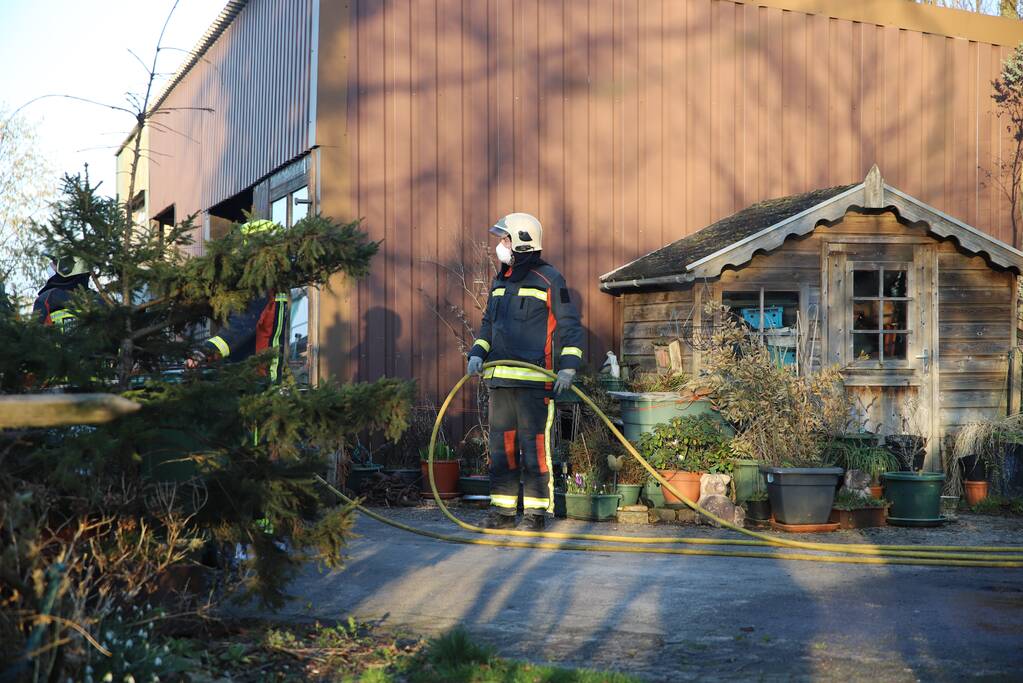 Bewoners blussen brand op dak