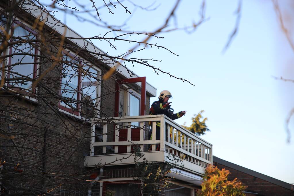 Bewoners blussen brand op dak