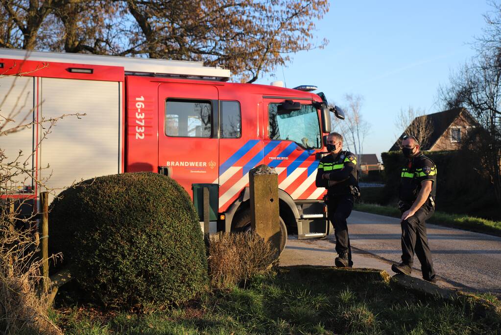 Bewoners blussen brand op dak