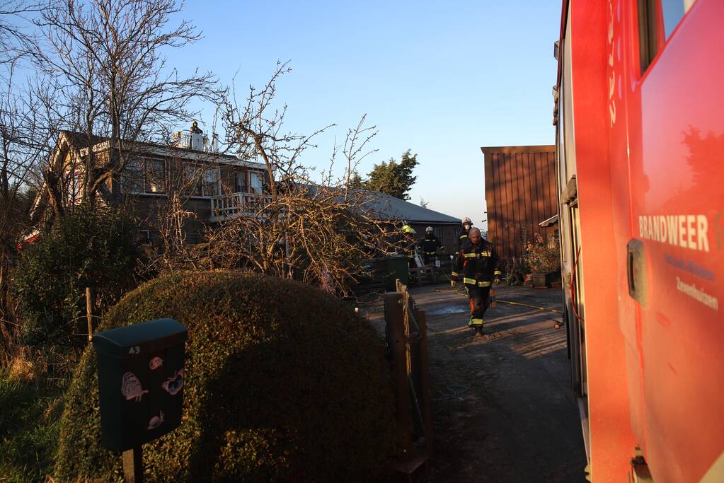 Bewoners blussen brand op dak