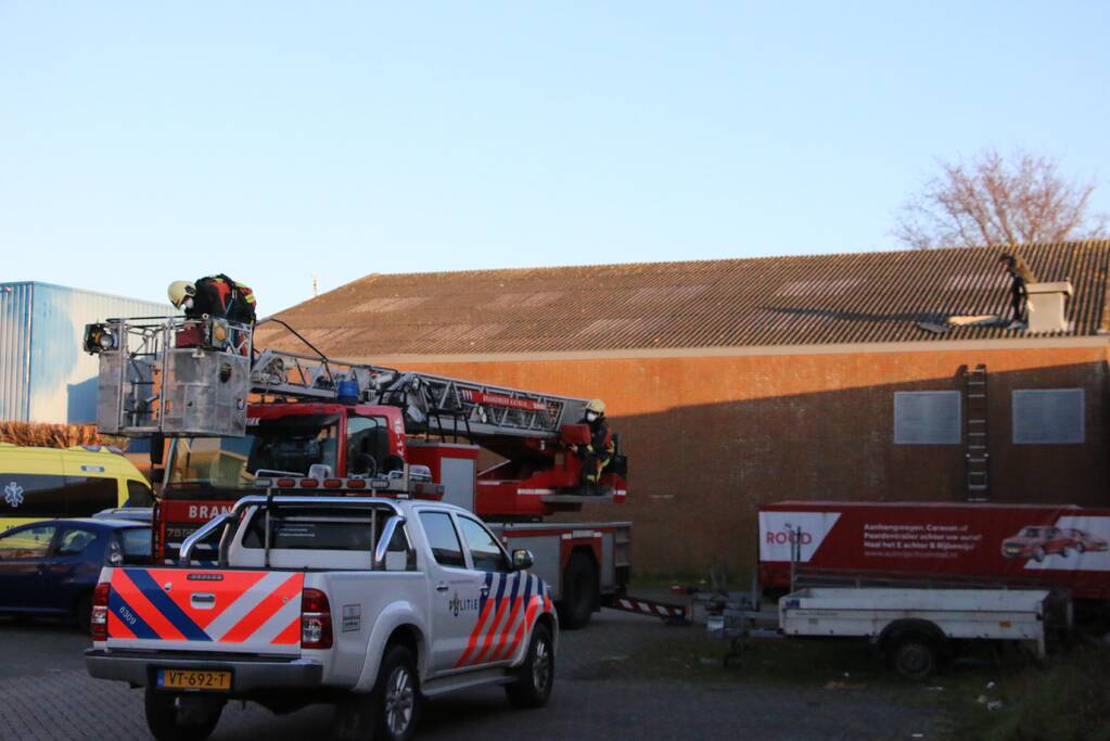 Persoon gewond na val door dak