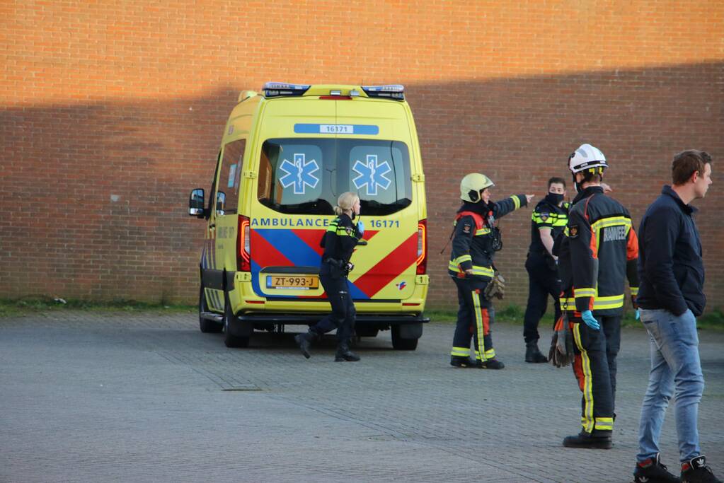 Persoon gewond na val door dak