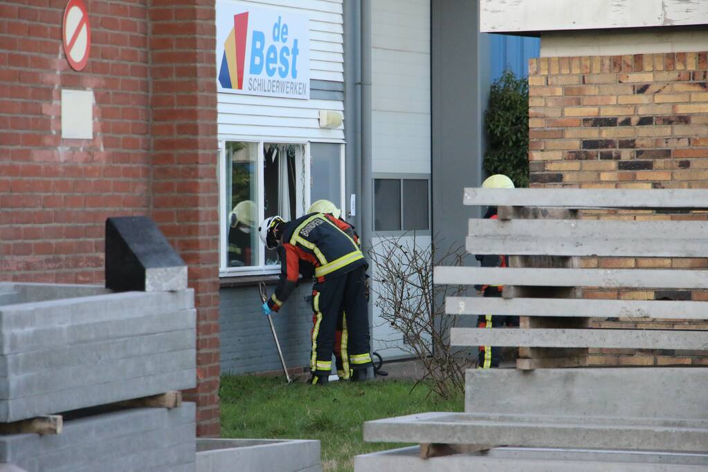 Persoon gewond na val door dak