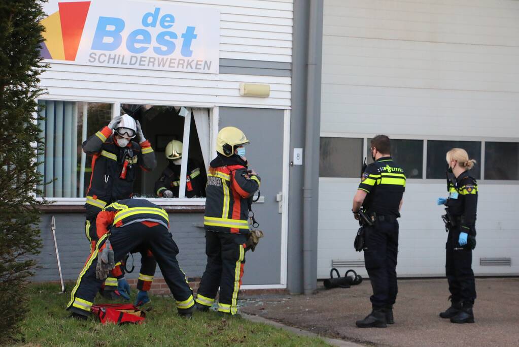 Persoon gewond na val door dak