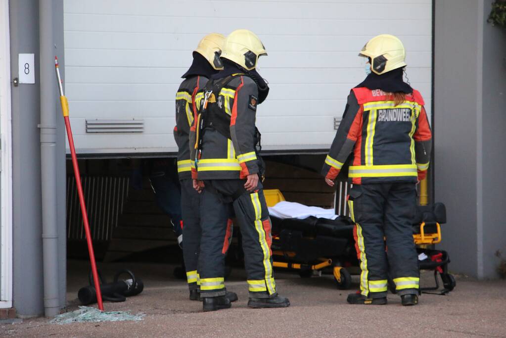 Persoon gewond na val door dak