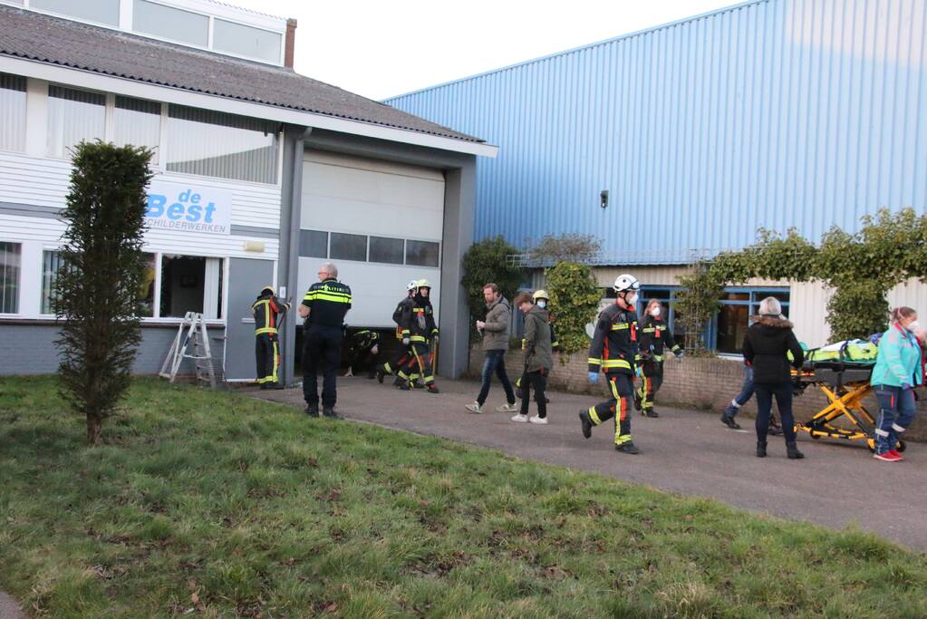 Persoon gewond na val door dak