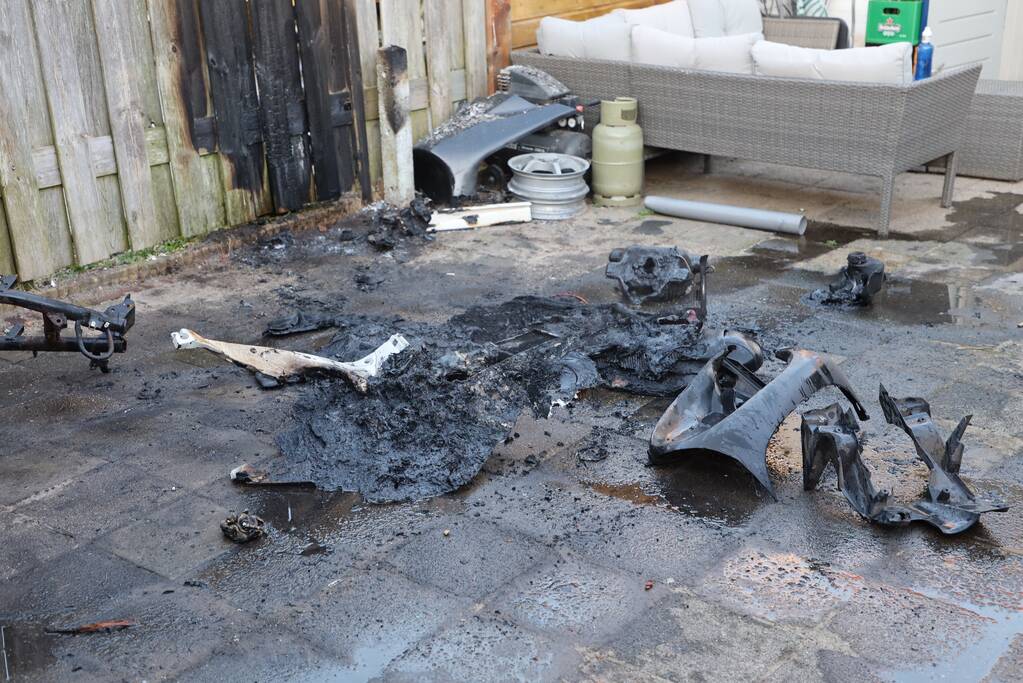 Scooter vat vlam, buren blussen met emmers water