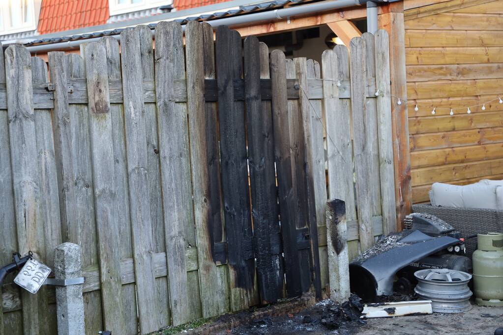 Scooter vat vlam, buren blussen met emmers water