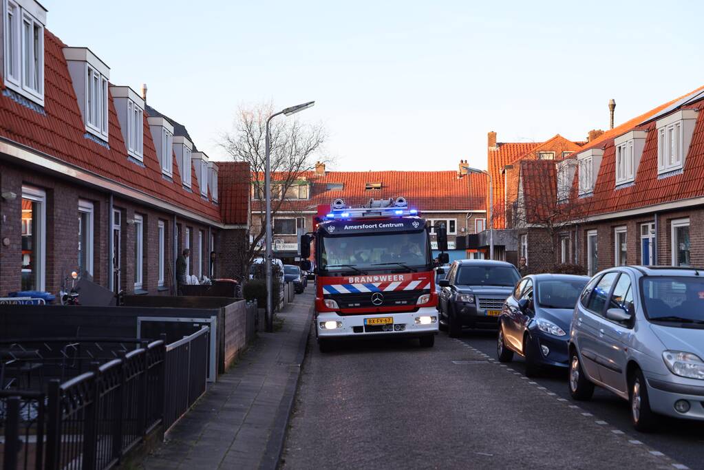 Scooter vat vlam, buren blussen met emmers water