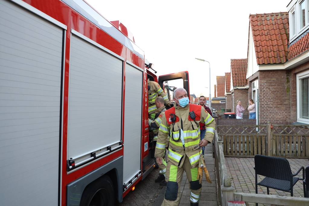Scooter vat vlam, buren blussen met emmers water