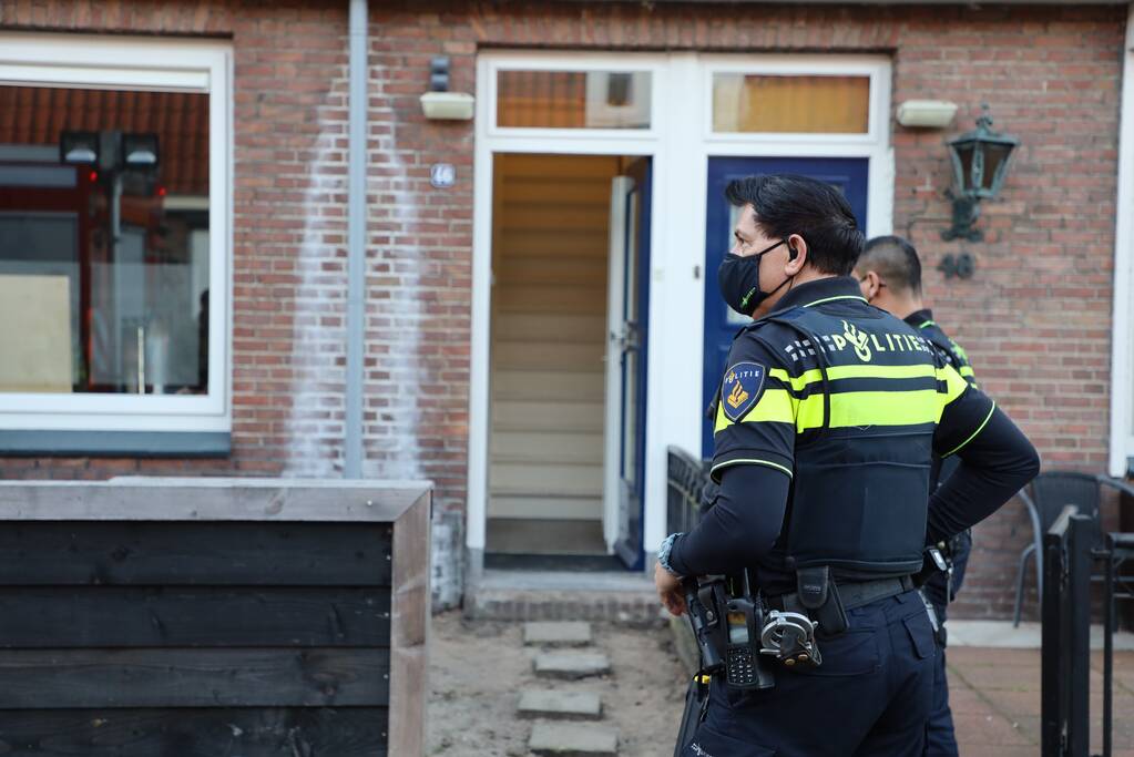 Scooter vat vlam, buren blussen met emmers water