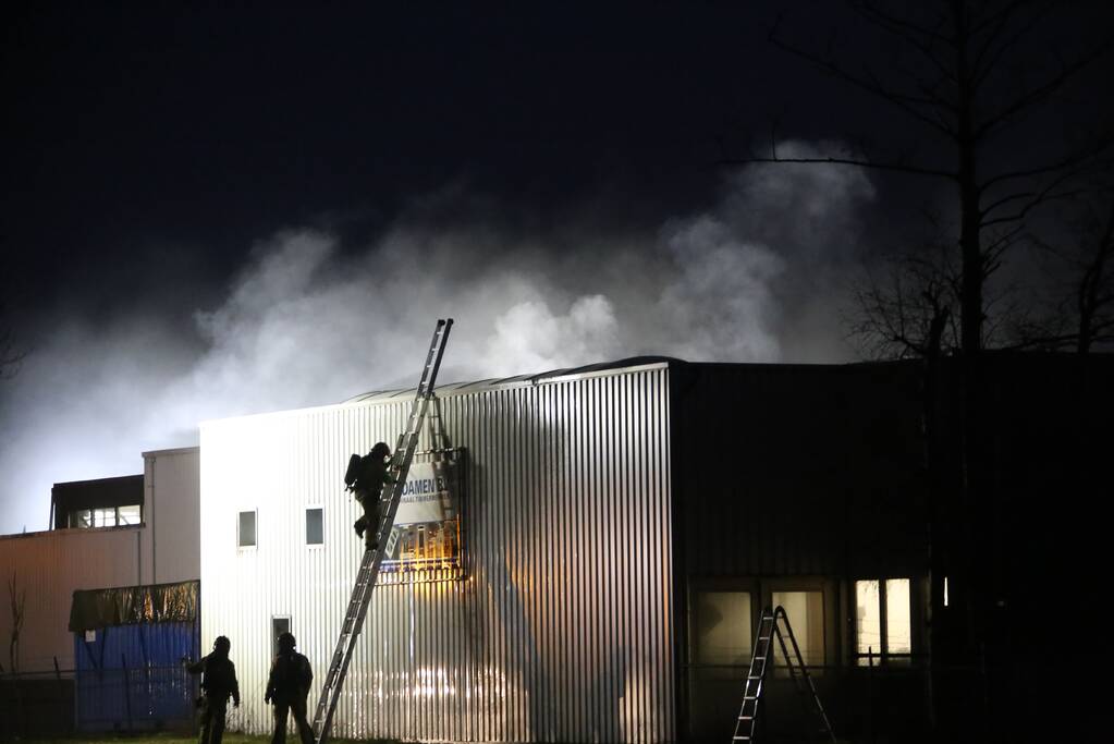 Brandweer bestrijd grote brand in loods Timmerwerken Damen