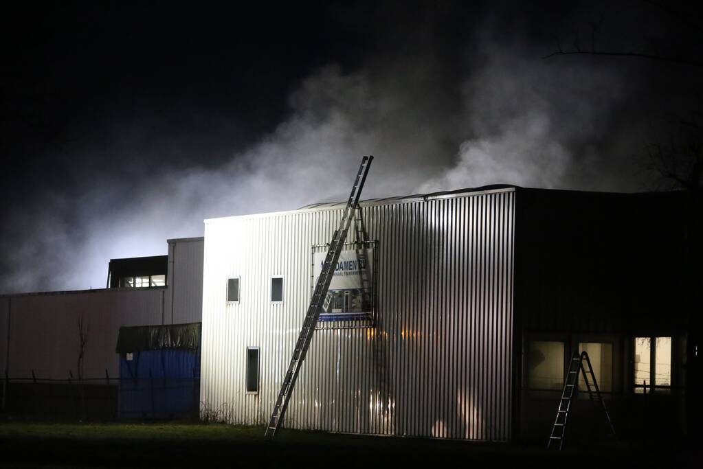 Brandweer bestrijd grote brand in loods Timmerwerken Damen
