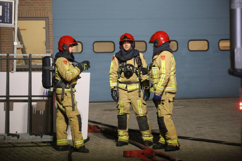 Brandweer bestrijd grote brand in loods Timmerwerken Damen