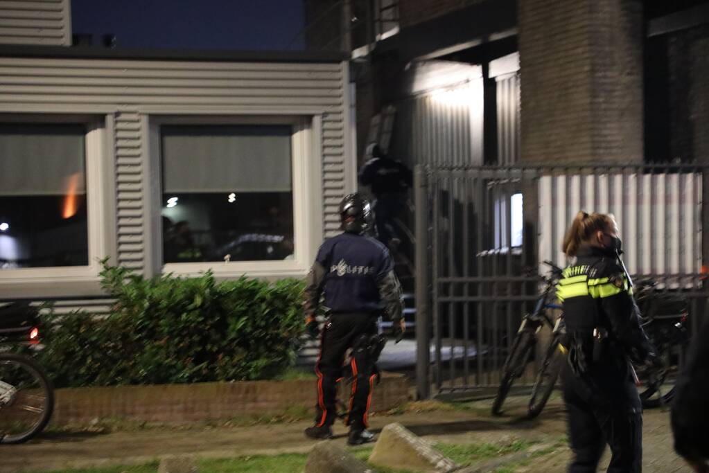Politie en handhaving doen inval in woning