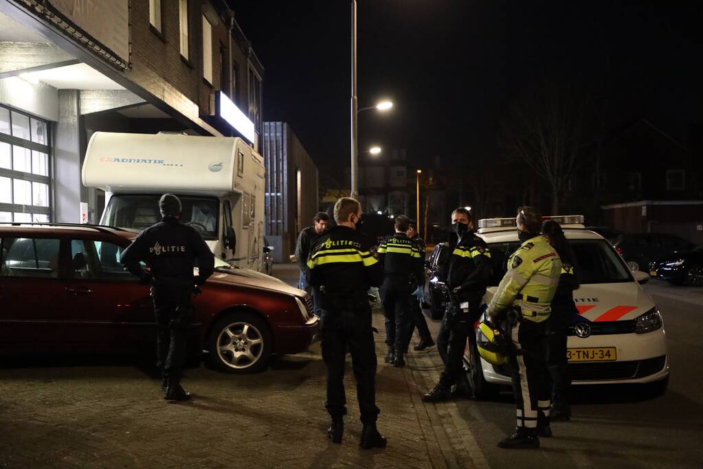 Politie en handhaving doen inval in woning