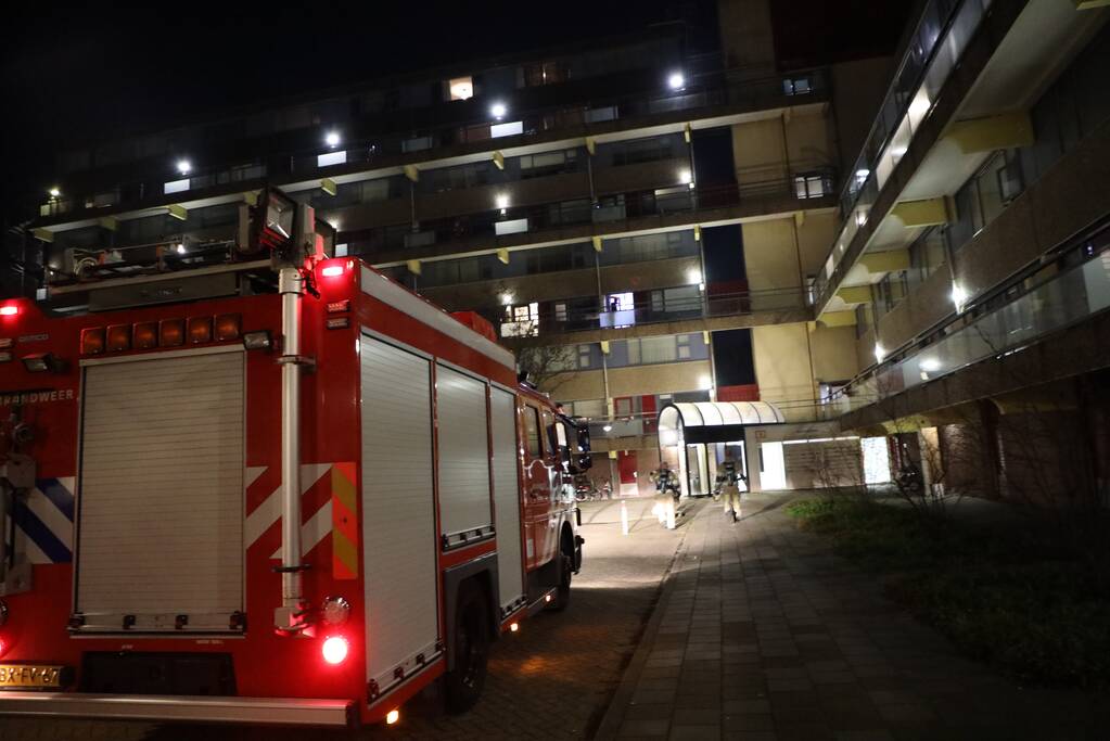 Brandweer doet onderzoek naar vreemde lucht in appartement